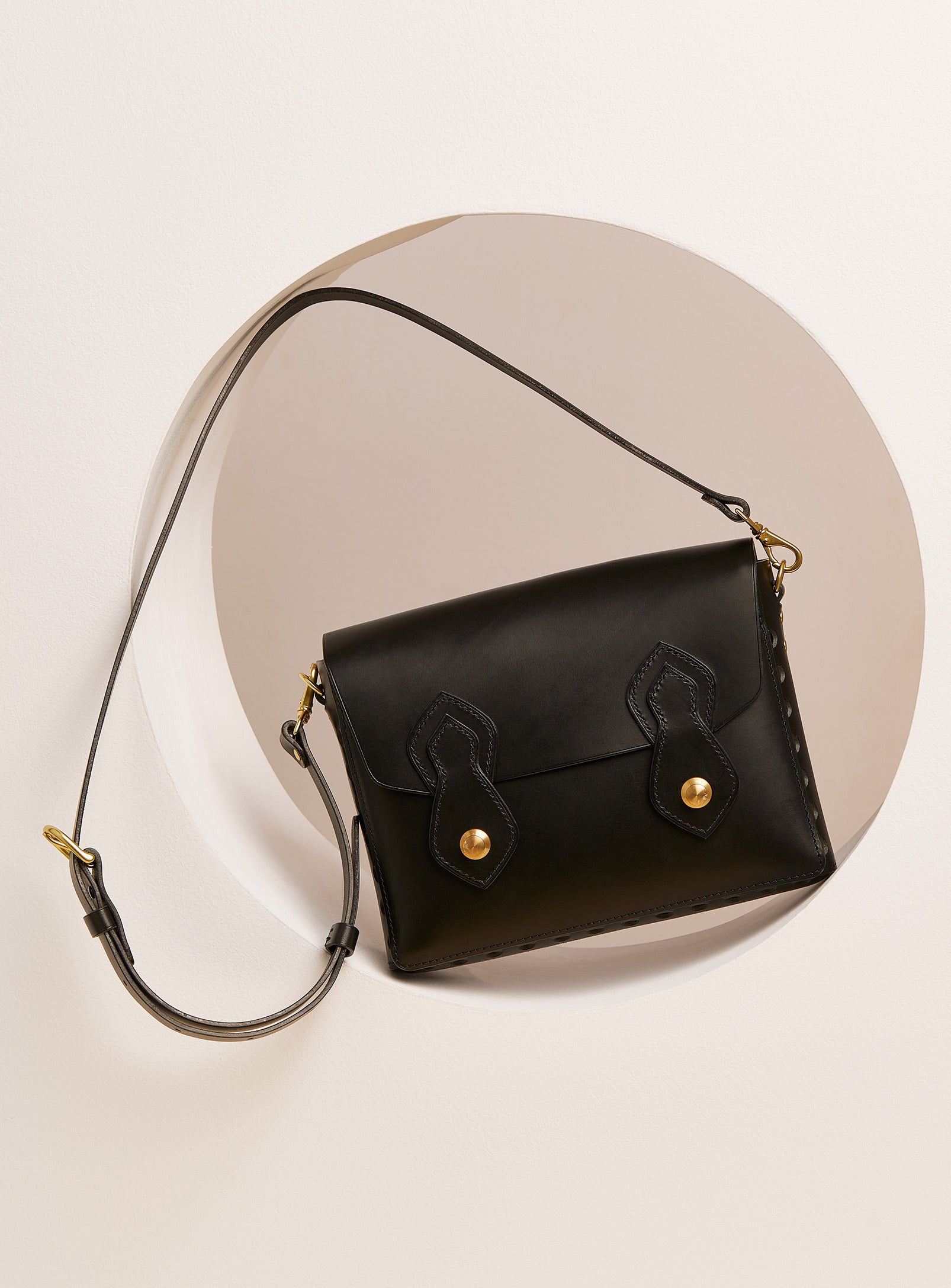 The modjūl odyssey bag in black. A large side bag with crossbody straps and double brass closure. Handcrafted in Canada using vegetable dyed Italian leather and quality brass hardware. 