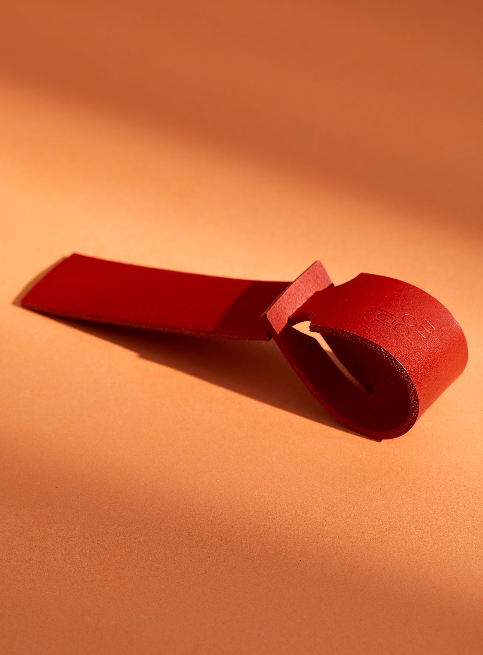 The modjūl leather traveller’s tag in red. A luggage tag constructed using quality vegetable-dyed Italian leather with the option for personalization.