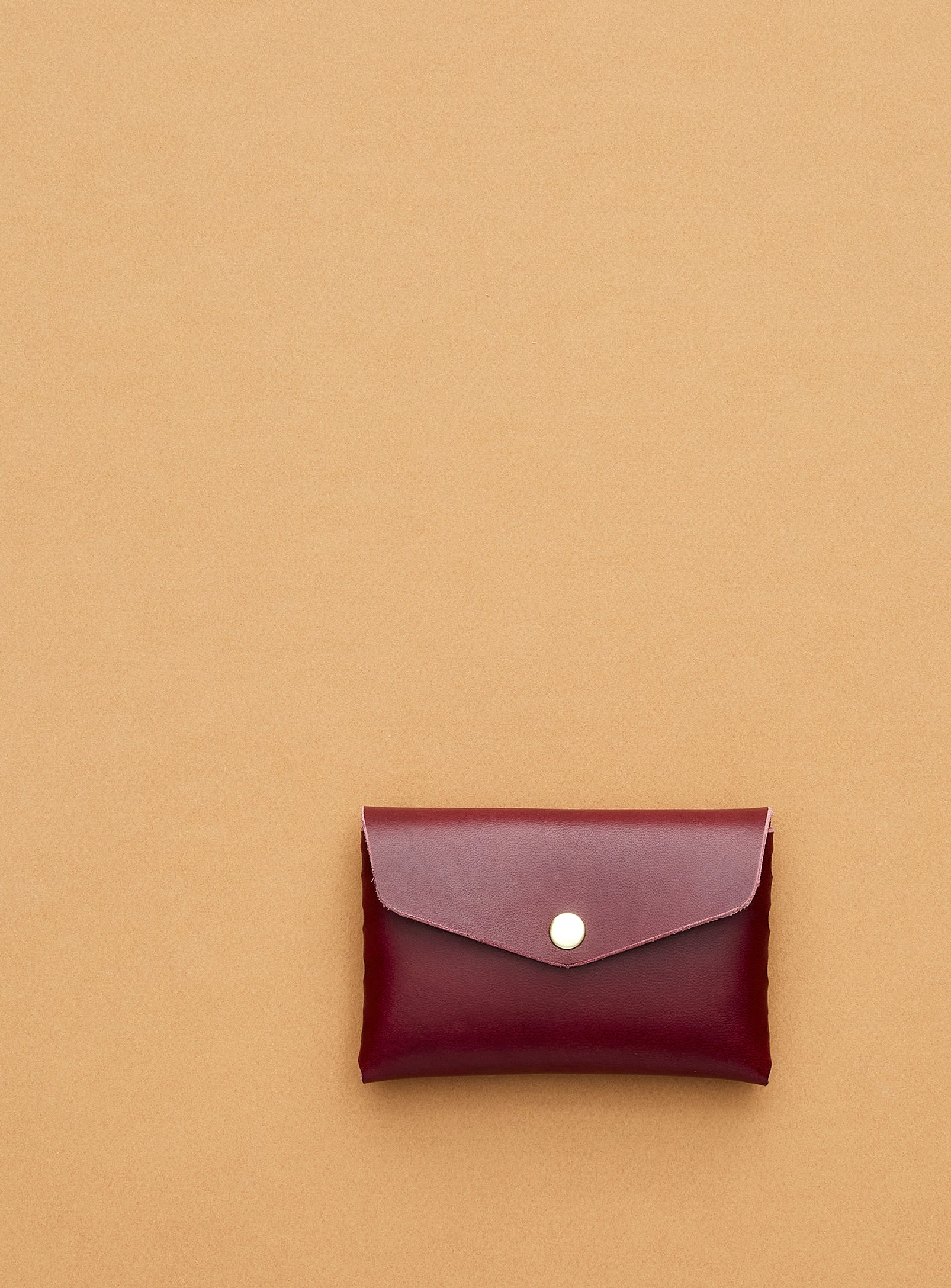 modjūl's classic pouch in burgundy leather. A compact open wallet with endless possibilities, perfect for holding cards, keys or loose change. Handmade in Canada and joined with the signature modjūl joinery and quality brass hardware.