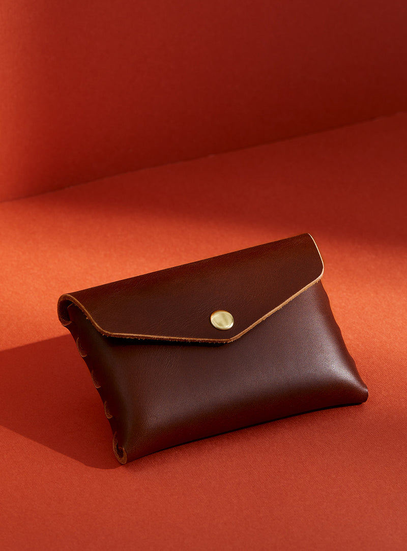 modjūl's classic pouch in brown leather. A compact open wallet with endless possibilities, perfect for holding cards, keys or loose change. Handmade in Canada and joined with the signature modjūl joinery and quality brass hardware.