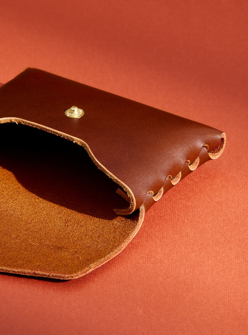 An inside look at modjūl's classic pouch in brown leather. A compact open wallet with endless possibilities, perfect for holding cards, keys or loose change. Handmade in Canada and joined with the signature modjūl joinery and quality brass hardware.