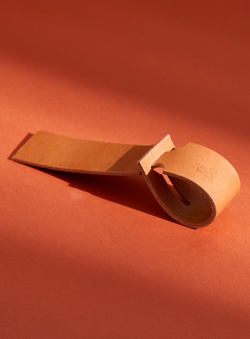 The modjūl leather traveller’s tag in camel. A luggage tag constructed using quality vegetable-dyed Italian leather with the option for personalization.