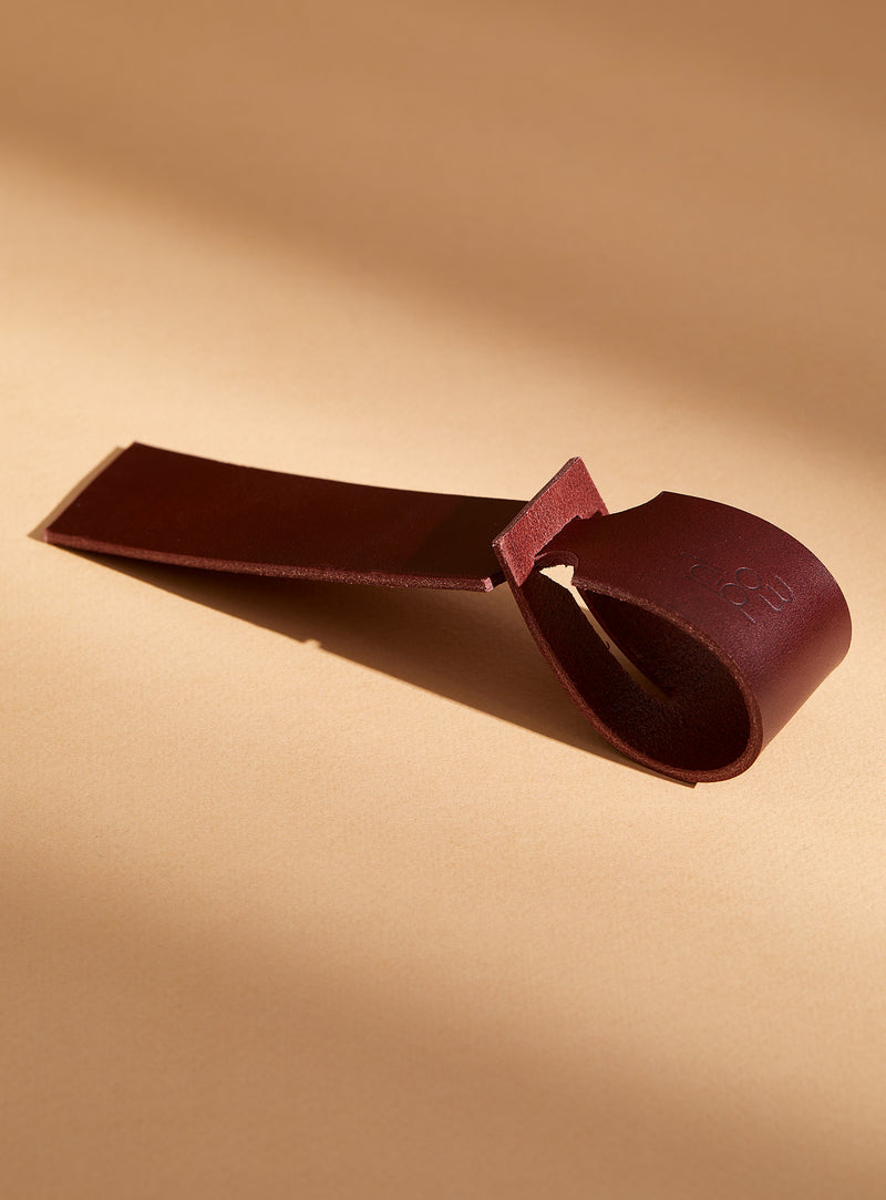The modjūl leather traveller’s tag in burgundy. A luggage tag constructed using quality vegetable-dyed Italian leather with the option for personalization.