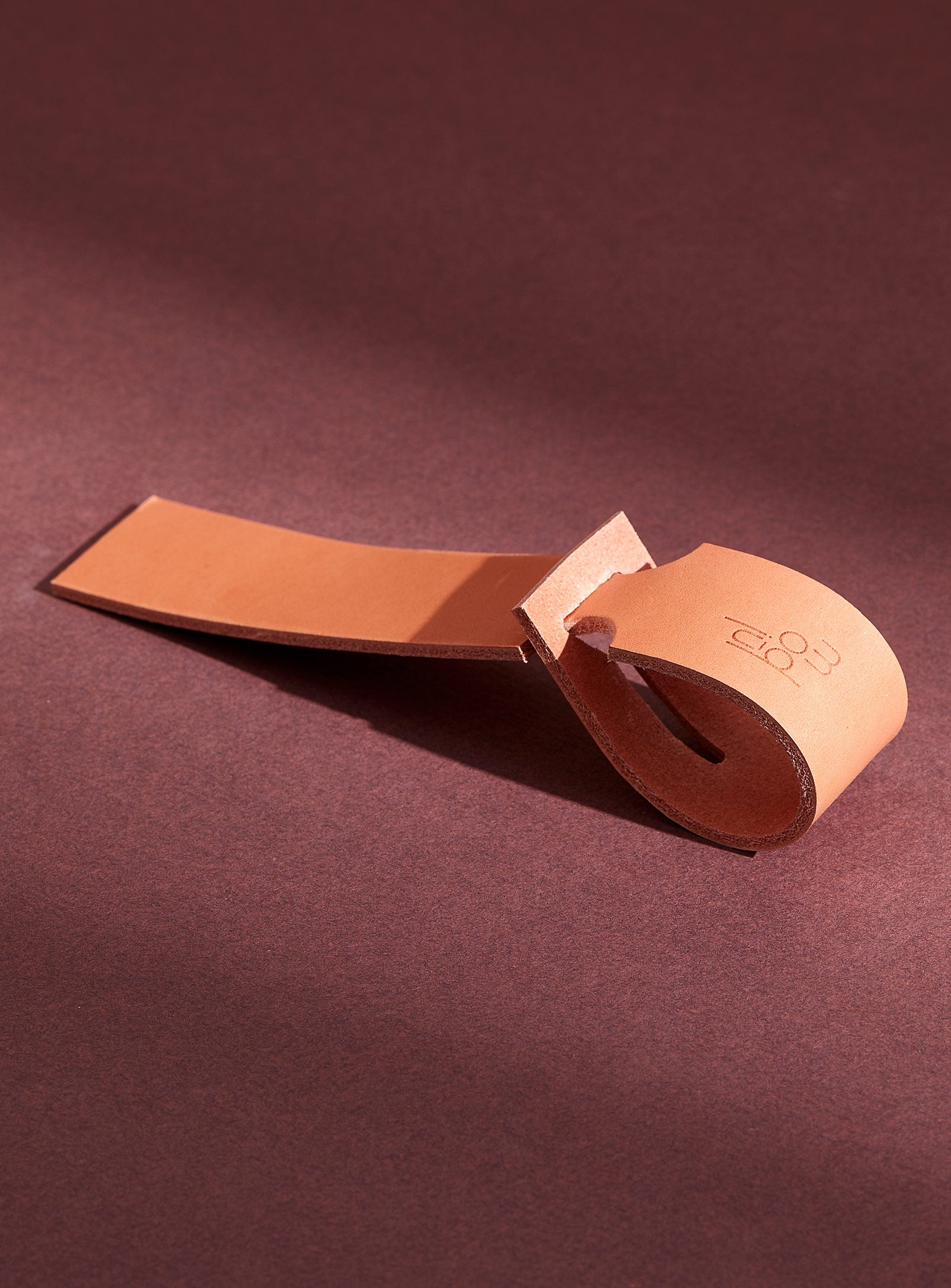 The modjūl leather traveller’s tag in pink. A luggage tag constructed using quality vegetable-dyed Italian leather with the option for personalization.