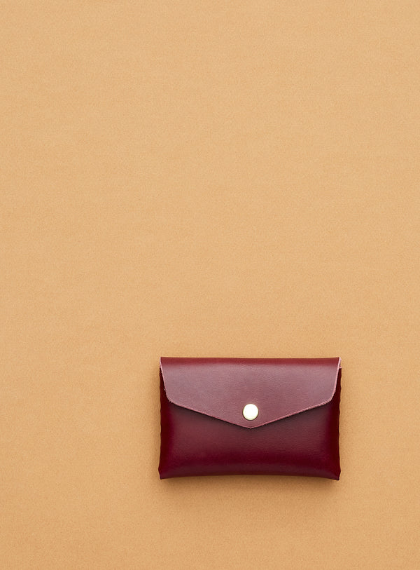 modjūl's classic pouch in burgundy leather. A compact open wallet with endless possibilities, perfect for holding cards, keys or loose change. Handmade in Canada and joined with the signature modjūl joinery and quality brass hardware.