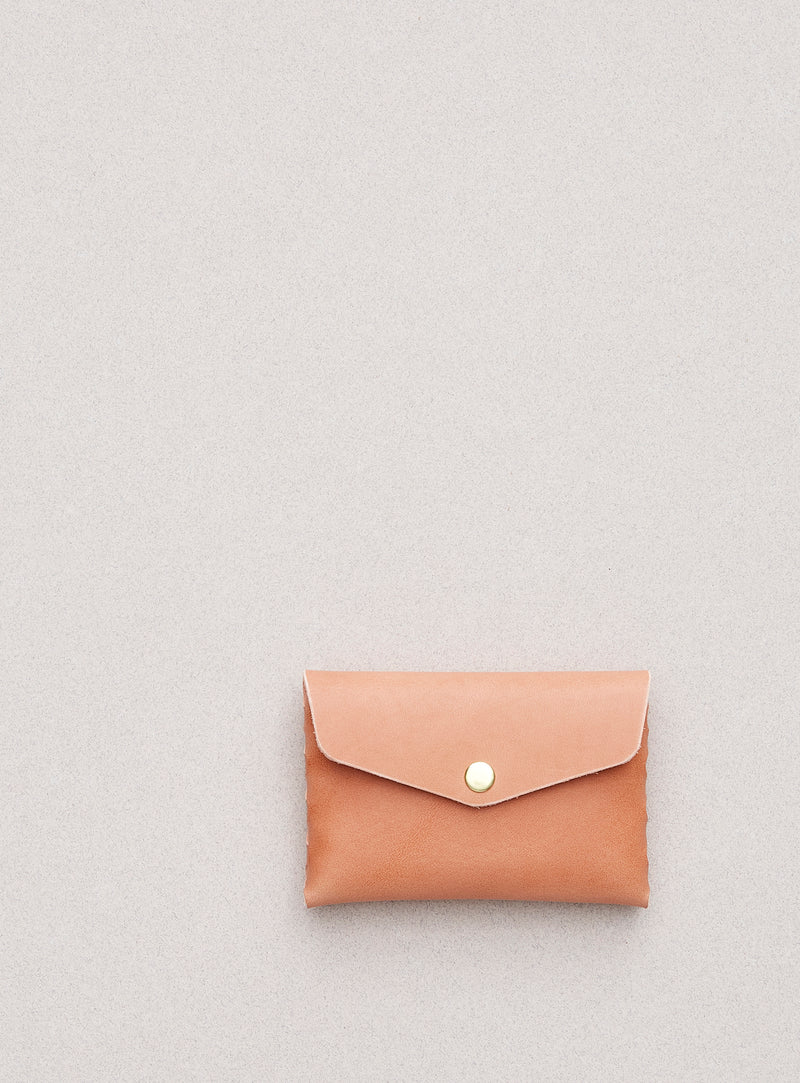 modjūl's classic pouch in pink leather. A compact open wallet with endless possibilities, perfect for holding cards, keys or loose change. Handmade in Canada and joined with the signature modjūl joinery and quality brass hardware.